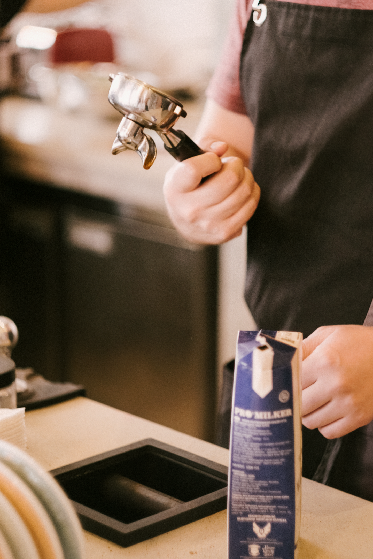 Barista geeft instructies aan een groep bij de espressomachine