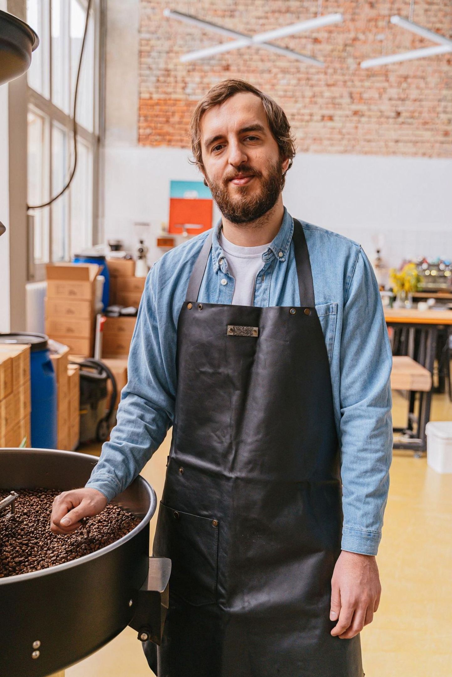 Barista aan het werk bij de koffiebrander