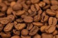 Vers gebrande koffiebonen met een warme olieglans